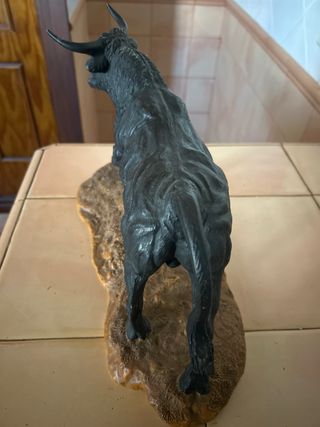 Figura Toro Negro