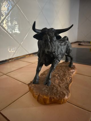 Figura Toro Negro