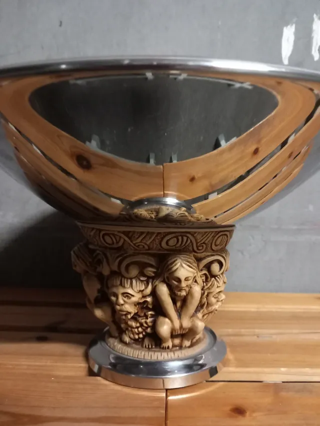 Fruttiera antica con base decorata