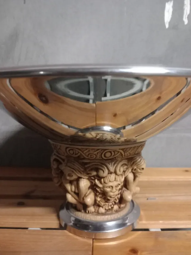 Fruttiera antica con base decorata