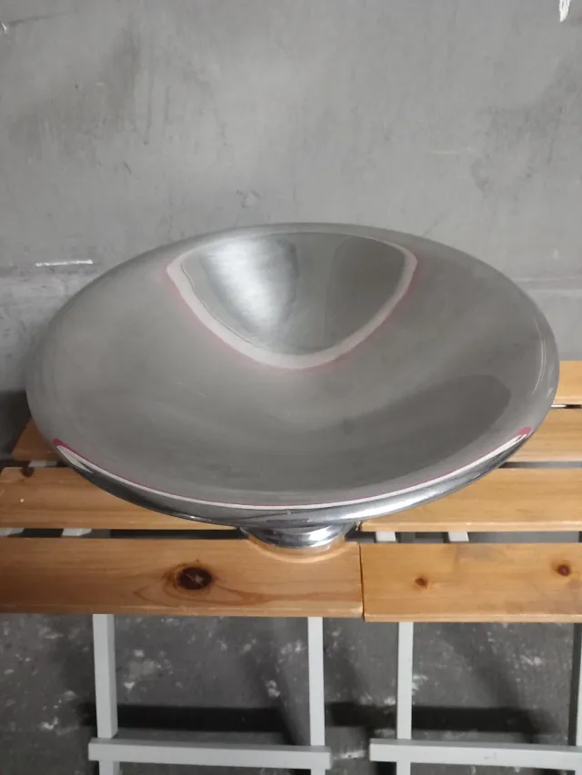 Fruttiera antica con base decorata