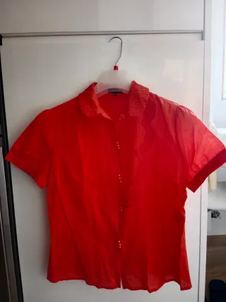 Blusa roja con cuello Peter Pan