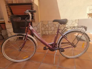 Bicicleta de paseo morada con cesta