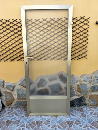 Puerta aluminio trastero