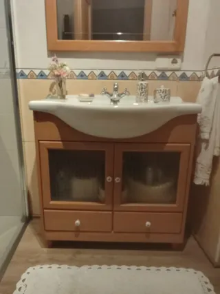 Mueble de baño con lavabo y espejo incluidos.