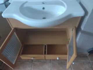 Mueble de baño con lavabo y espejo incluidos.