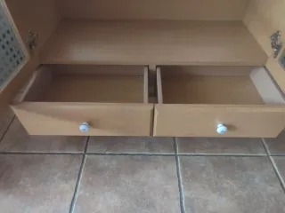 Mueble de baño con lavabo y espejo incluidos.