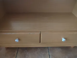Mueble de baño con lavabo y espejo incluidos.