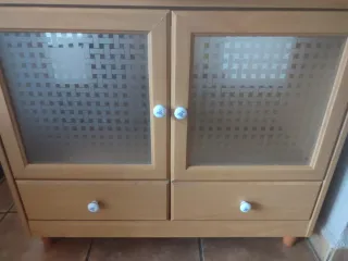 Mueble de baño con lavabo y espejo incluidos.