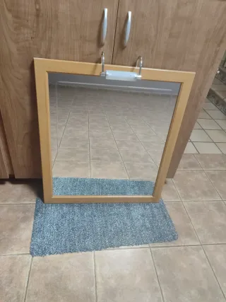 Mueble de baño con lavabo y espejo incluidos.