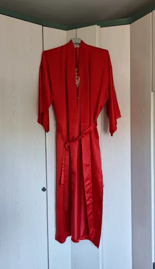 Kimono/Bata clásico de raso con bordado floral 