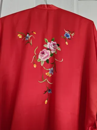 Kimono/Bata clásico de raso con bordado floral 
