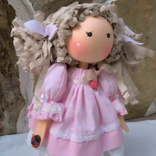 Muñeca de goma eva y tela