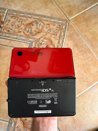 Nintendo DS XL Roja
(Trae cargador original)