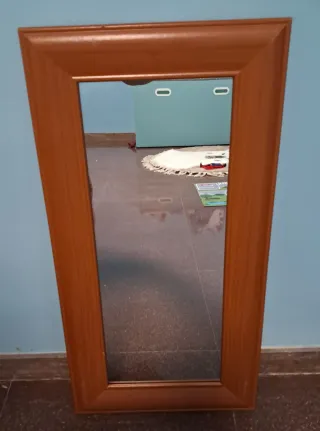Espejo marco madera marrón para colgar en la pared