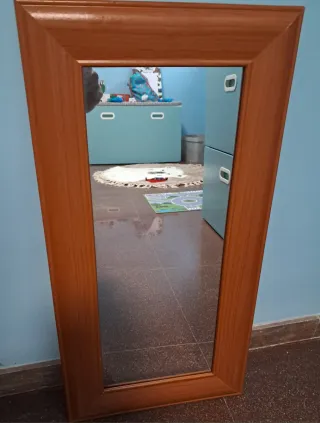 Espejo marco madera marrón para colgar en la pared
