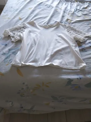 Camiseta Zara blanca manga crochet
