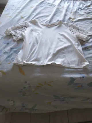 Camiseta Zara blanca manga crochet