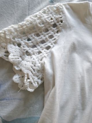 Camiseta Zara blanca manga crochet