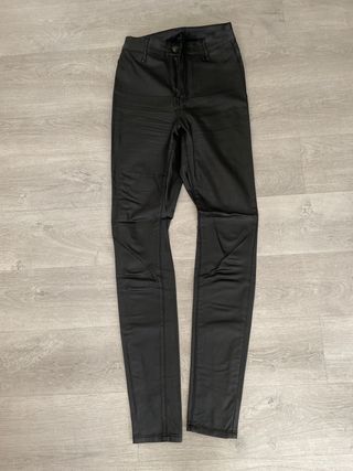 Pantalón pitillo efecto piel negro