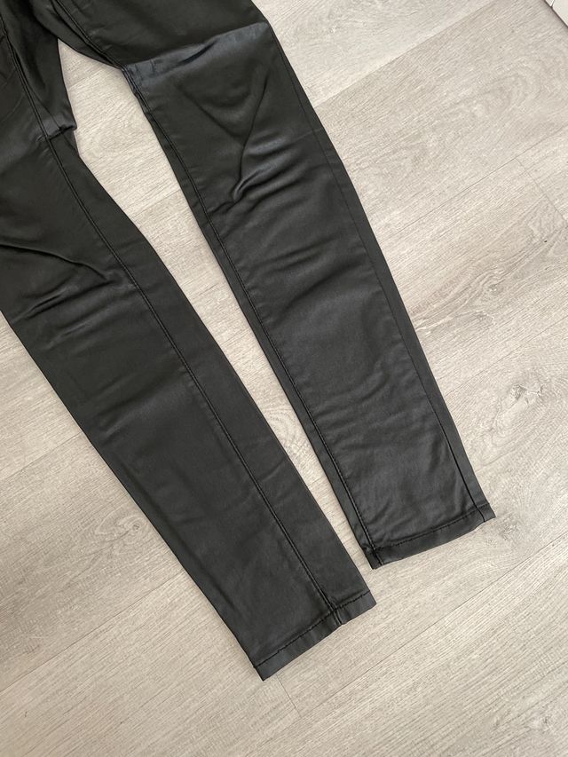 Pantalón pitillo efecto piel negro