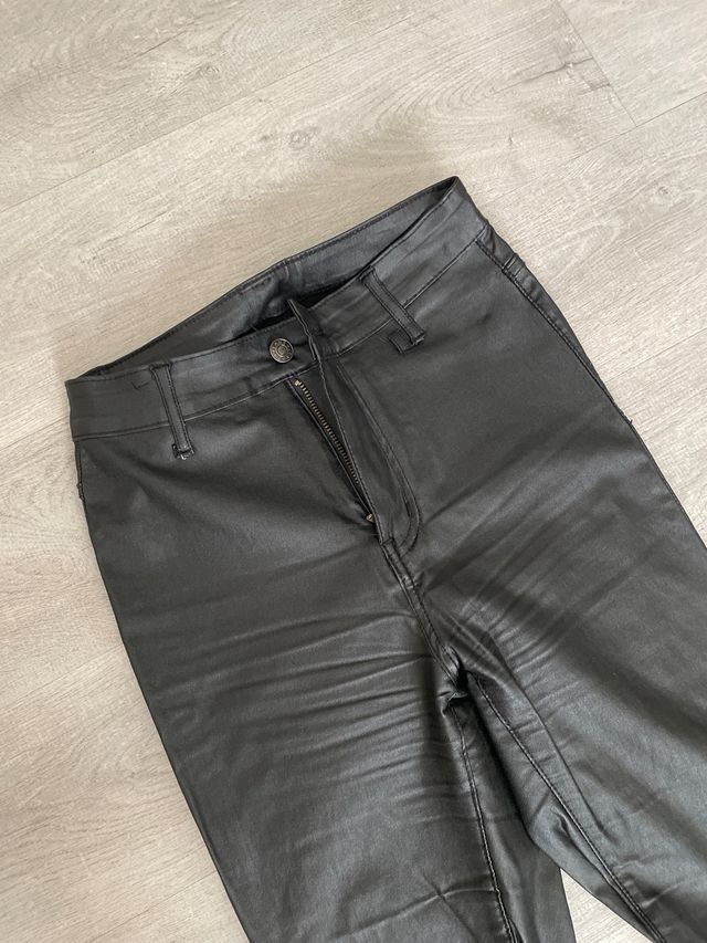 Pantalón pitillo efecto piel negro
