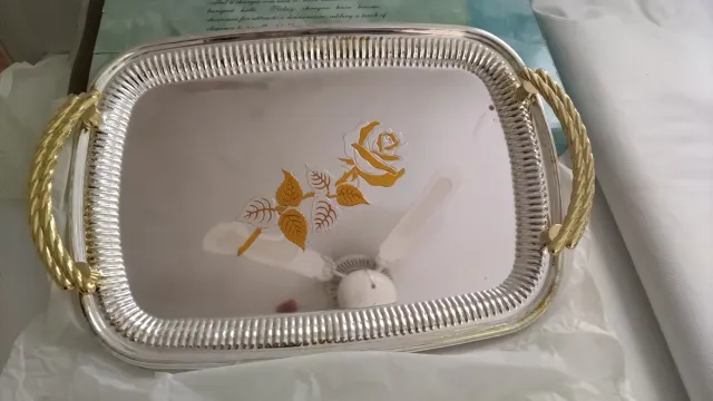 Bandeja Metálica Plateada y Dorada con Diseño