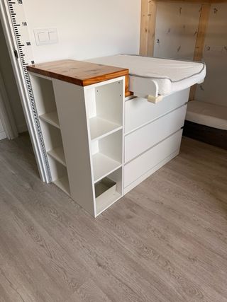 Cómoda cambiador blanca con estantes