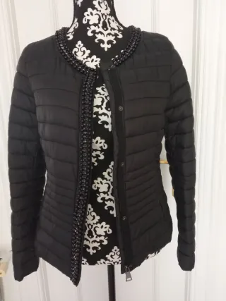 Chaqueta acolchada negra con pedrería