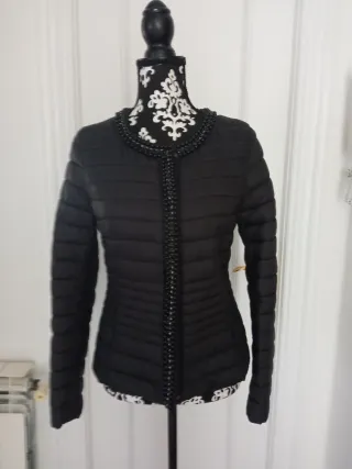 Chaqueta acolchada negra con pedrería