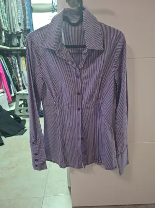 Camisa de rayas morada y blanca