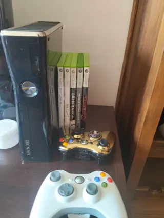 Xbox 360 Negra con 5 Juegos y 2 Controles