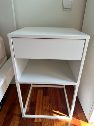 Mesita de noche blanca Vikhammer Ikea 