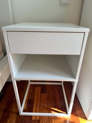 Mesita de noche blanca Vikhammer Ikea 