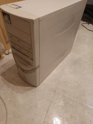 PC Sobremesa Retro + Monitor Retro