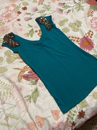 Camiseta verde con adornos