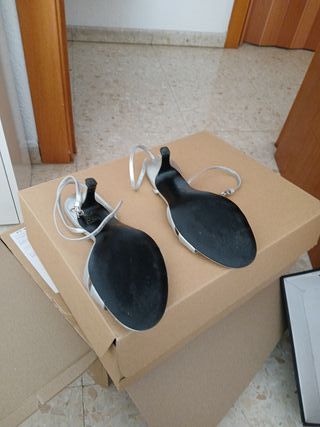 Zapatos de tacón plateados 