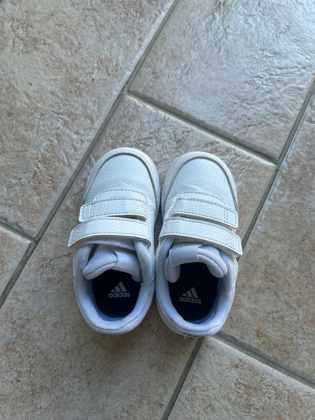 Scarpe Adidas bimbo bianche numero 22