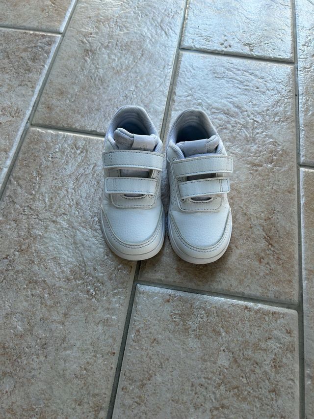 Scarpe Adidas bimbo bianche numero 22