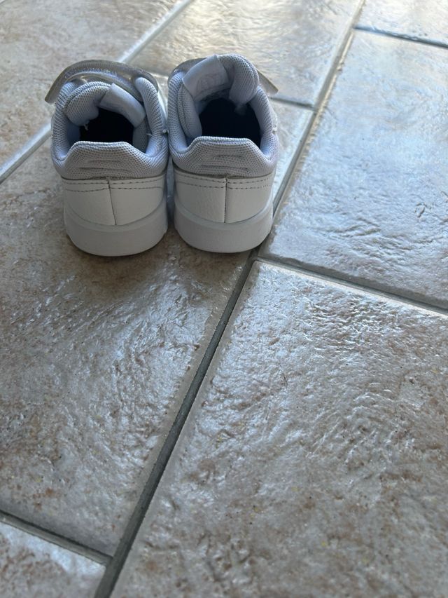 Scarpe Adidas bimbo bianche numero 22