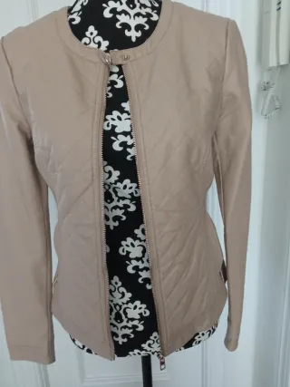 Cazadora efecto piel beige