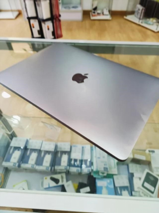 MacBook Pro 256GB i5 8GB RAM