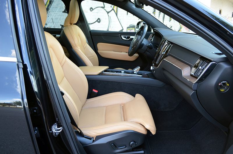 Volvo XC60 2021, foto 12