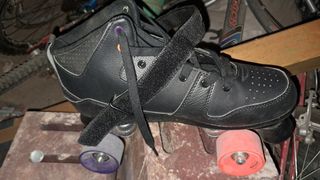 Dos pares de Patines negrosy blancos con ruedas.