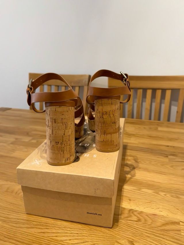 Sandalias tacón Stradivarius marrones