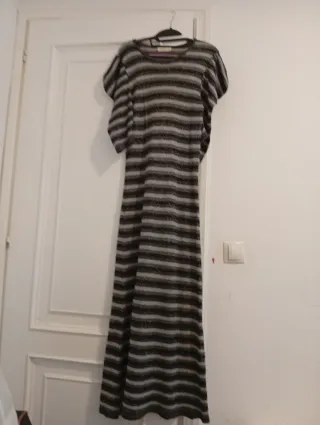 Vestido largo de rayas grises y negras
