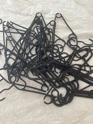Lote de perchas de plástico negras