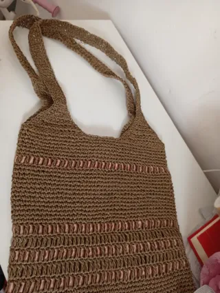 Bolso de crochet marrón con detalles rosas