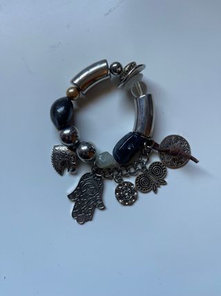 Pulsera con dijes plateados