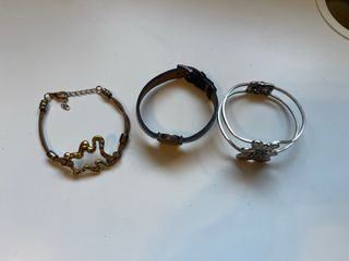 Pulsera con dijes plateados